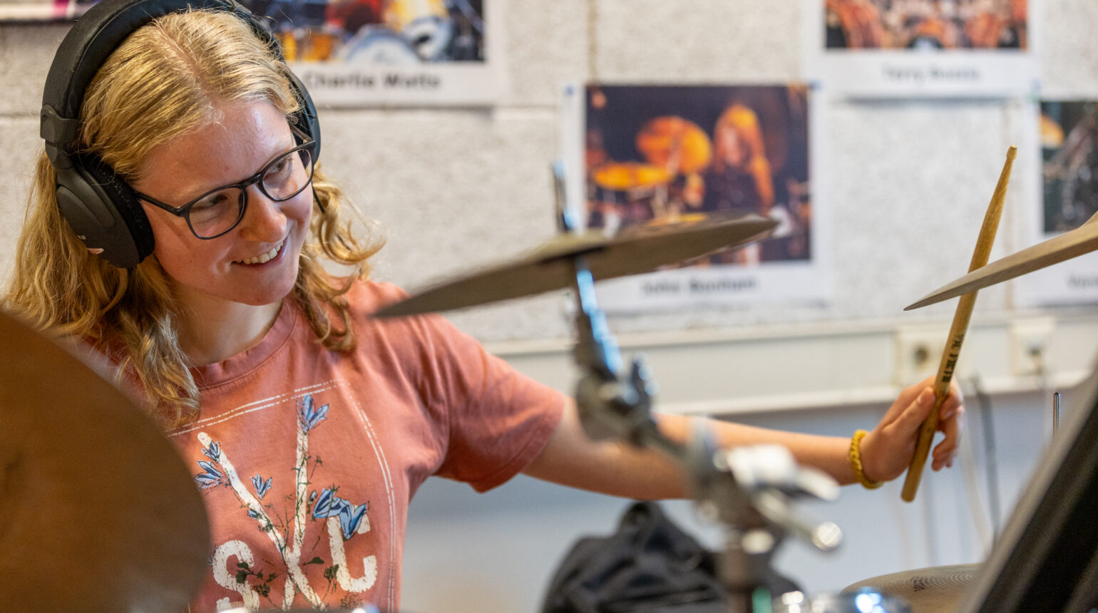 Vrouw aan het drummen