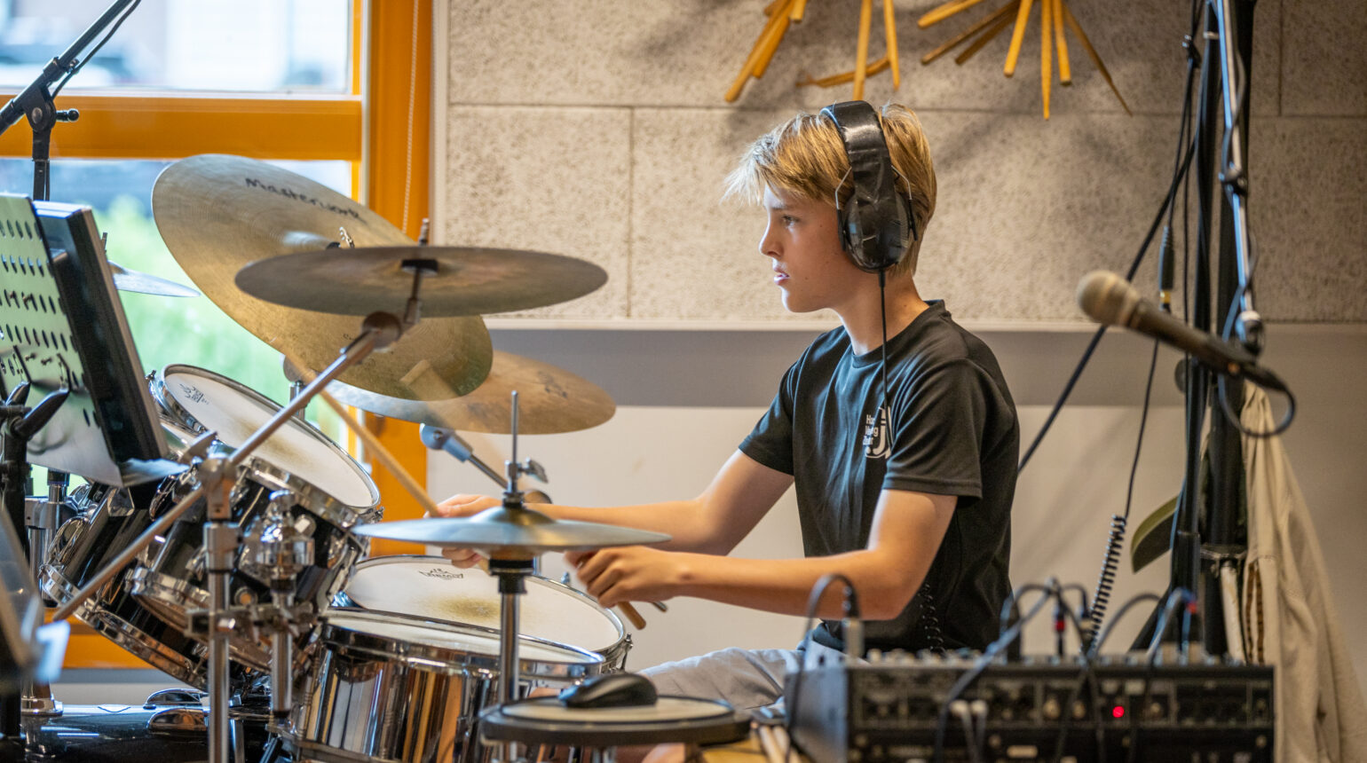 Jongen aan het drummen