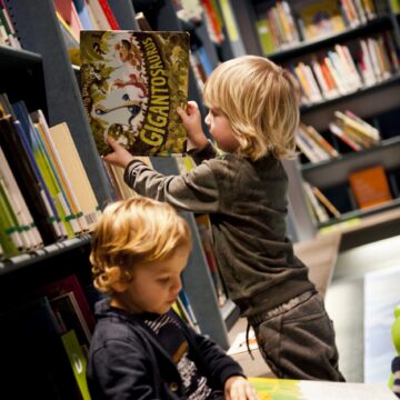 Twee kinderen zoeken een boekje uit