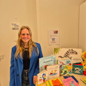 Vrouw bij een aantal kinderboeken